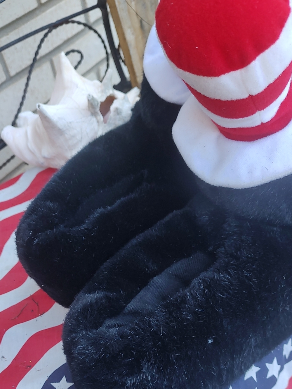 Dr. Seuss Cat in the Hat Plush Slippers - Red, White & Black Size 7/8 1/2 - Picture 8 of 9